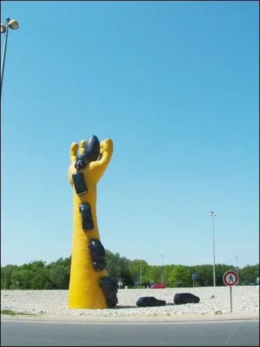 Comment s'appelle cette oeuvre moderne que vous pouvez voir  Chtellerault ?