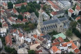 La ville d'Argenteuil ( Val-d'Oise ) est chef-lieu ...