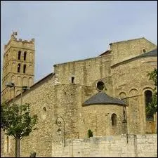 Je me rends  Elne ( Pyrnes-Orientales ). La commune est chef-lieu ...