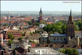 Je reste dans le Nord-Pas-de-Calais et je me rends  Calais ( Pas-de-Calas ). Cette ville est chef-lieu ...