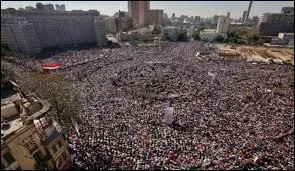 Quelle est la place du Caire o se manifestent de nombreux opposants ?