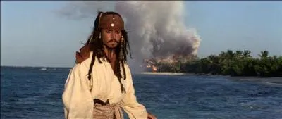 Que dcide de faire Elizabeth Swann lorsque cette dernire se retrouve sur l'le des contrebandiers avec Jack Sparrow, lors de son second passage sur cette le ?