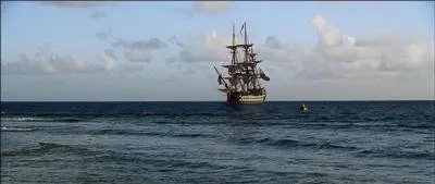 L'initiative prise par Elizabeth Swann va se rvler efficace puisqu'un vaisseau de la marine royale anglaise accoste rapidement vers l'le. Comment s'appelle le navire qui vient au secours des naufrags ?