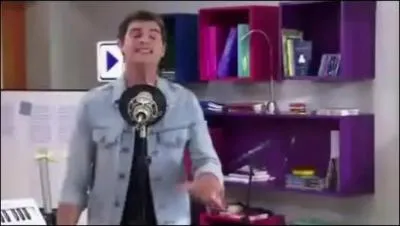 Sur cette photo, quelle chanson Diego interprte-t-il ?