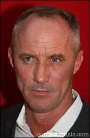 Qui est le pre qui possde  Bass Industries  ?