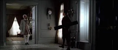 Dans les annes 1730, Weatherby Swann est nomm gouverneur de  Port Royal . Il vit alors dans une rsidence luxueuse avec sa fille. Combien de personnes habitent dans cette demeure ?