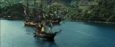 Dans  Pirates des Carabes : la maldiction du Black Pearl , quels sont les deux navires, chargs de veiller sur  Port Royal , qui font la fiert de la Royal Navy anglaise ?