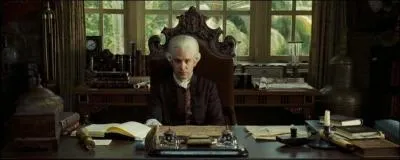 Quel objet symbolique de la saga  Pirates des Carabes  ne s'est jamais retrouv dans le bureau de Lord Cutler Beckett ?