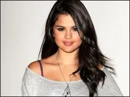 Avec qui joue-t-elle ?