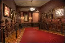 Quel portrait ne voit-on pas dans ce couloir ?