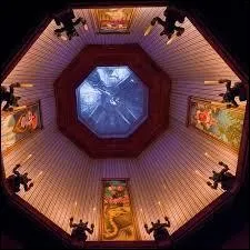 Qui pend qui dans cette salle ?