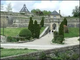 Je vais vous faire visiter la ville fortifie de Blaye ( Gironde ). Cette ville est chef-lieu ...