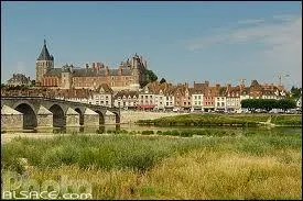 La ville de Gien ( Loiret ) est chef-lieu ...