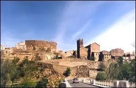 La commune de Latour-de-France ( Pyrnes-Orientales ) est chef-lieu de canton ...