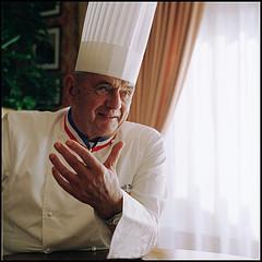 C'est le meilleur cuisiner, le meilleur ! Grand chef cuisinier, il a même été désigné par Gault-Millau comme le  cuisiner du siècle  :