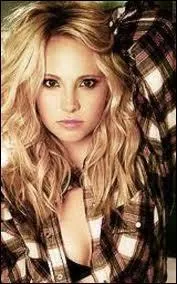 De qui Caroline est-elle amoureuse ?