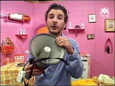 Quelle émission matinale a-t-il présentée de 2000 à 2002 ?