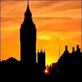 Big Ben est une grande tour avec ...