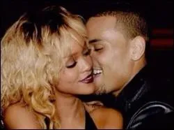 Qui est la personne avec Rihanna sur la photo ?