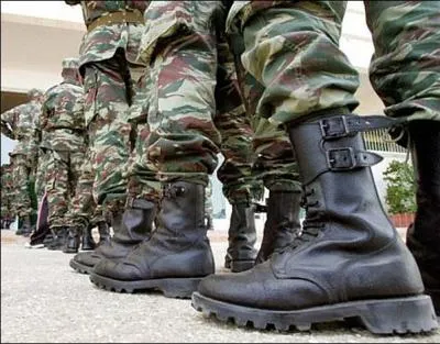 Qui chantait  Le bruit des bottes  et disait :  C'est partout le bruit des bottes, c'est partout l'ordre en kaki ; en Espagne on vous garrotte, on vous tripe au Chili  ?