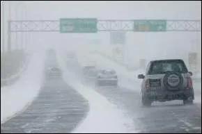 Si vous dbarquez en pleine tempte de neige avec un moins 35 au mercure, en plein mois de janvier, vitez de dire  un qubcois qui dblaie 35 centimtres de neige sur sa voiture pour aller travailler...