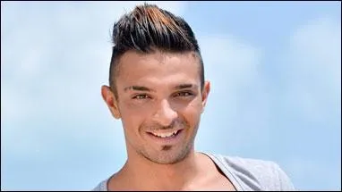 Qui, Julien adore-t-il embter ?