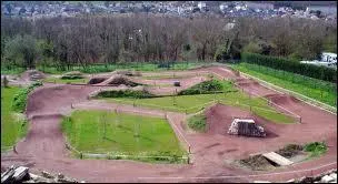 A quel sport appartient ce terrain ?