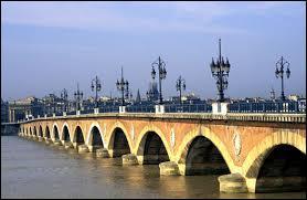 La ville de Bordeaux est-elle plus ou moins au Sud que celle de Grenoble ?