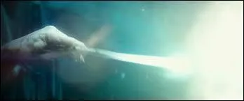 Dans  Harry Potter et les Reliques de la mort (2me partie) , quel sortilge Neville refusa-t-il de jeter sur les premires annes ?