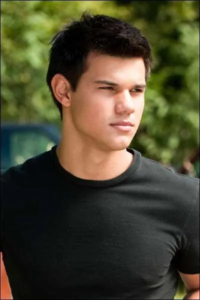 Qui est ce beau brun ?