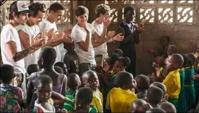 Comment s'appelle le single que le groupe a repris pour une association caritative ?