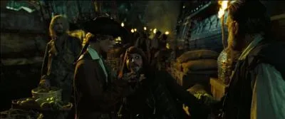 Alors que l'quipage du  Black Pearl  s'apprte  quitter Tortuga, Elizabeth Swann signale sa prsence. Par quel moyen l'quipage va-t-il se remettre en chasse du coffre de Davy Jones ?