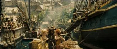 Dans l'une des dernires scnes de  Pirates des Carabes : jusqu'au bout du monde , comment s'appellent les deux femmes avec qui Jack Sparrow dambule dans les rues de Tortuga ?