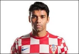 Il a pass le cap des 100 slections et joue au Chakhtar Donetsk, c'est :