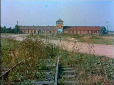 Nuit et Brouillard : qui a ralis ce court film sorti en 1955 traitant de la dportation et des camps d'extermination nazis ?