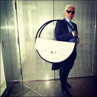 Et puisqu'on parle de sac, voici Karl Lagerfeld, le styliste bien connu qui oeuvre pour la Maison Chanel. Il prsente ici un sac vraiment trs grand, pour... ?