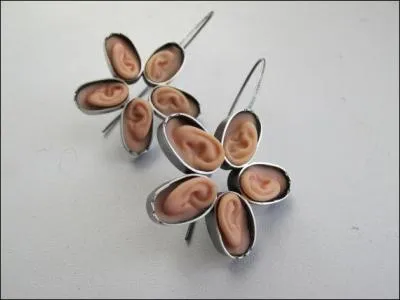 Cette paire de boucles d'oreilles vaut 450 dollars. Elle est ralise  partir... ?