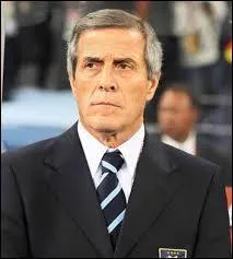 En juillet 2013, qui est le slectionneur de l'quipe nationale uruguayenne ?