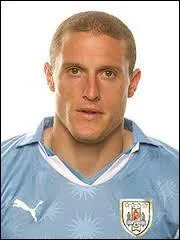 Ancien joueur de Monaco, il joue aujourd'hui  Bologne en Italie. De qui s'agit-il ?