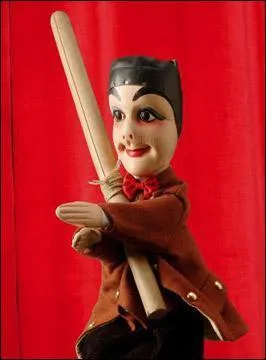 Que tient-elle dans ses bras ?