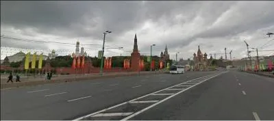 On l'appelle aussi la Cathdrale de l'Intercession-de-la-Vierge :