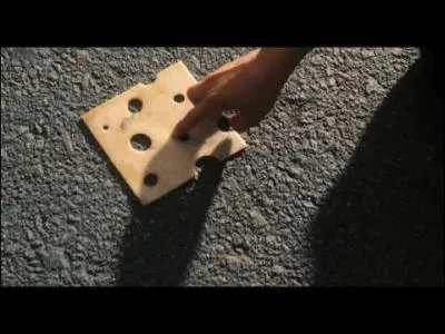 Comment s'appelle le jeu cr par Darren Walsh quand il a touch le fromage pourri ?