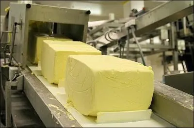 Pourtant tout le monde le sait : il se découpe en larges ------- au moyen d'un ------- beurre.