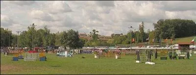 Le terrain o se droule une comptition de saut d'obstacles est appel ...