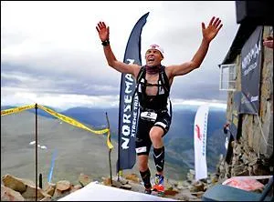 Aprs 180 km de cyclisme et 42 km de course,  quelle temprature est l'eau dont les participants doivent nager dedans pendant 3. 8 km ?