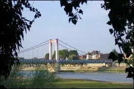 Je me rends  Cosne-Cours-sur-Loire ( Nivre ). Cette ville est chef-lieu ...
