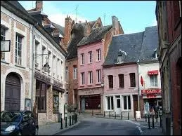 Nous sommes dans les rues de la ville de Guise ( Aisne ). Elle est chef-lieu ...