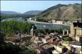 Je pars  Tournon-sur-Rhne ( Ardche ), o la ville est chef-lieu ...