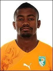 Frre de Bonaventure, il tarde  jouer avec la slection  cause de son intention de rejoindre la slection nerlandaise. Sa naturalisation est refuse et il rejoint donc la slection ivoirienne. On reconnait par cette description le joueur lillois ....