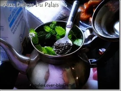 Ce th, boisson traditionnelle des pays du Maghreb, boisson de l'hospitalit, est servi chaud tout au long de la journe. Quels sont les ingrdients de cette infusion ? (2 rponses)